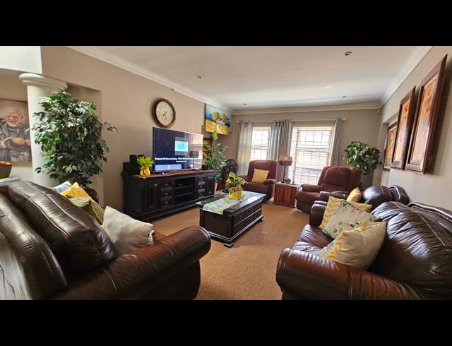 5 BEDROOM FREESTANDING FOR SALE IN BOSCHDAL
